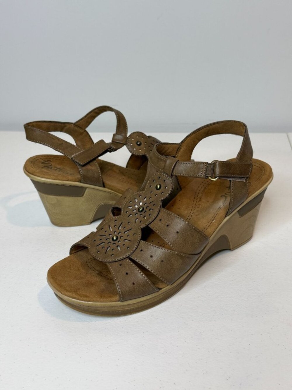 Natural Soul Rynda Brown Floral Comfort Wedge Sandals Size 9